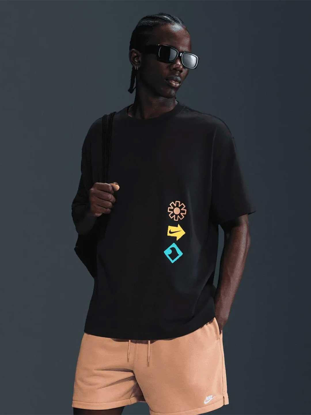 Nike t-shirt nero con grafiche multicolor HJ0762-010 NERO NIKE