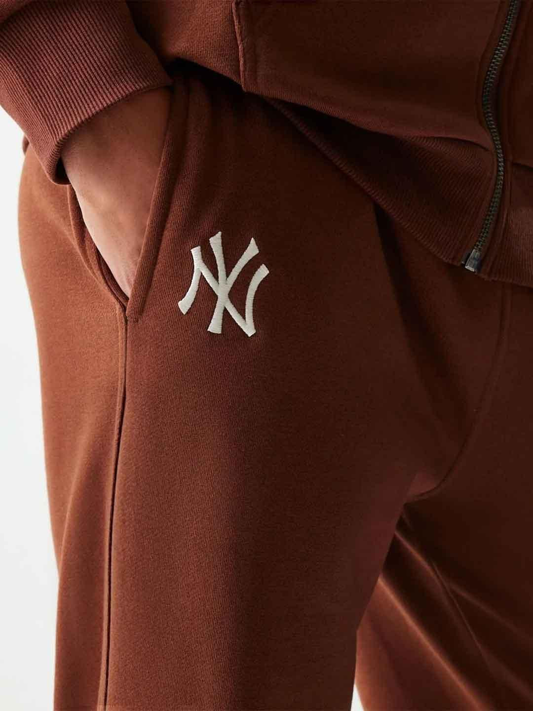 New Era pantalone marrone NY con logo bianco 60684472 MARRONE NEW ERA