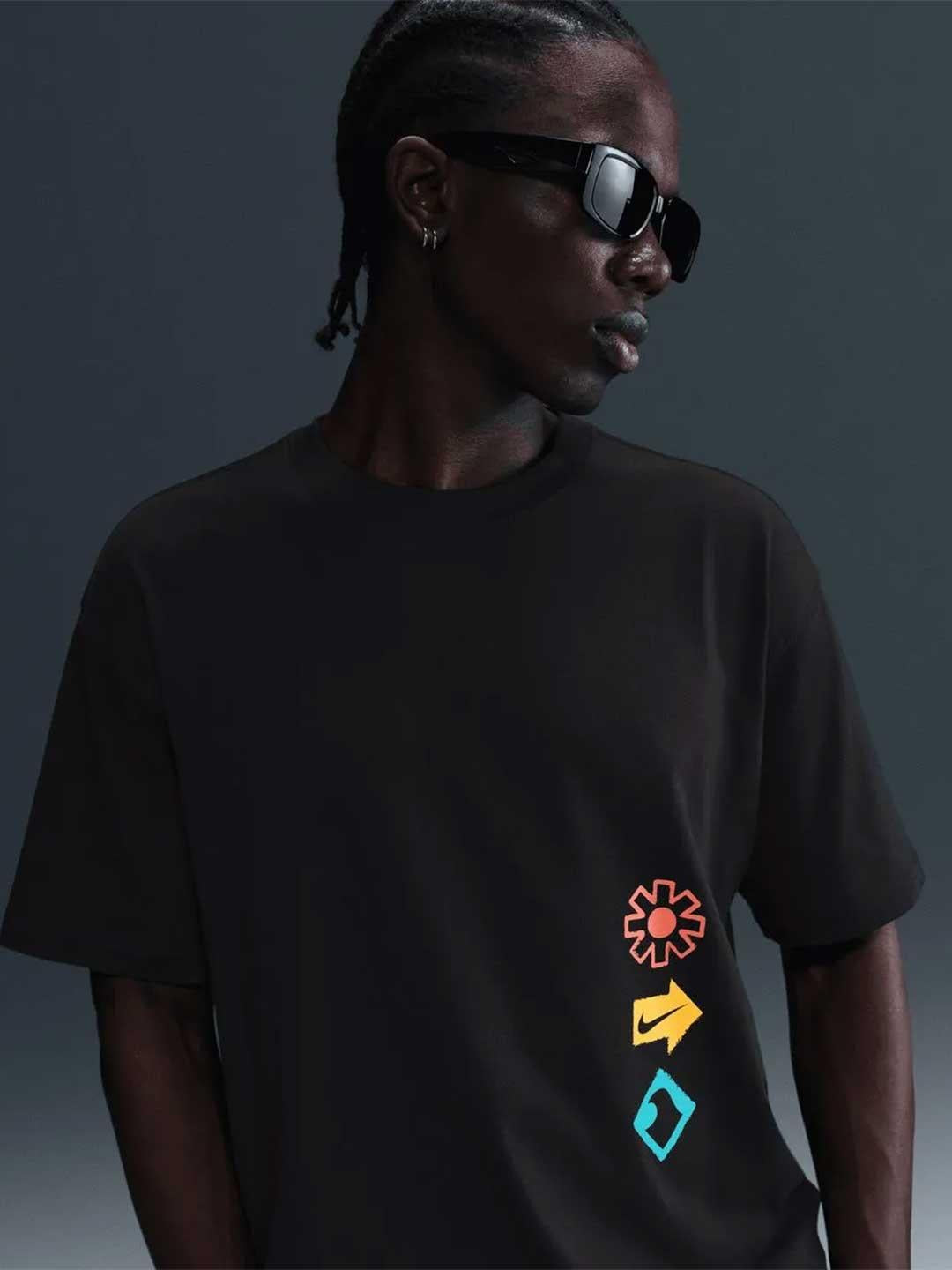 Nike t-shirt nero con grafiche multicolor HJ0762-010 NERO NIKE