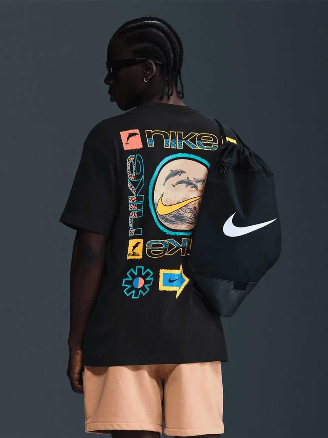 Nike t-shirt nero con grafiche multicolor HJ0762-010 NERO NIKE