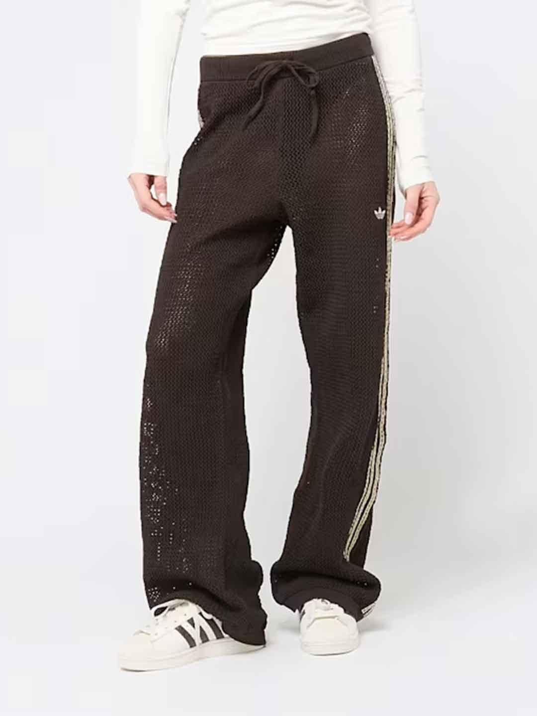 Adidas pantalone marrone in crochet con banda beige KQ6656 MARRONE ADIDAS 
