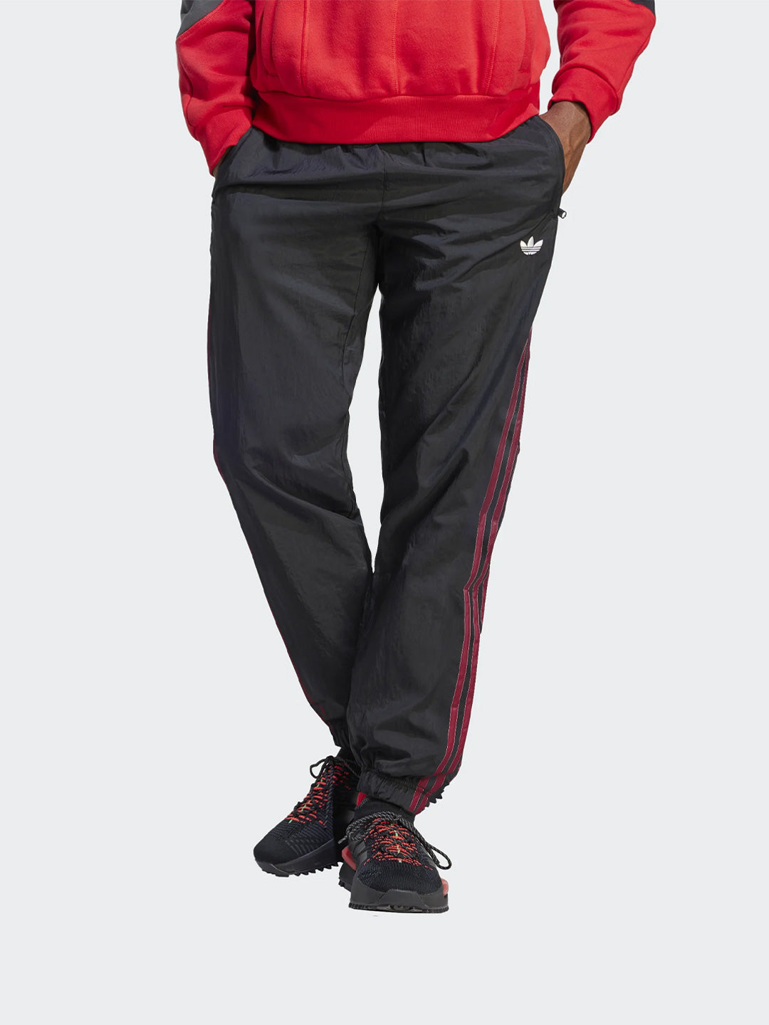 Adidas Rekive pantalone nero con bande rosse
