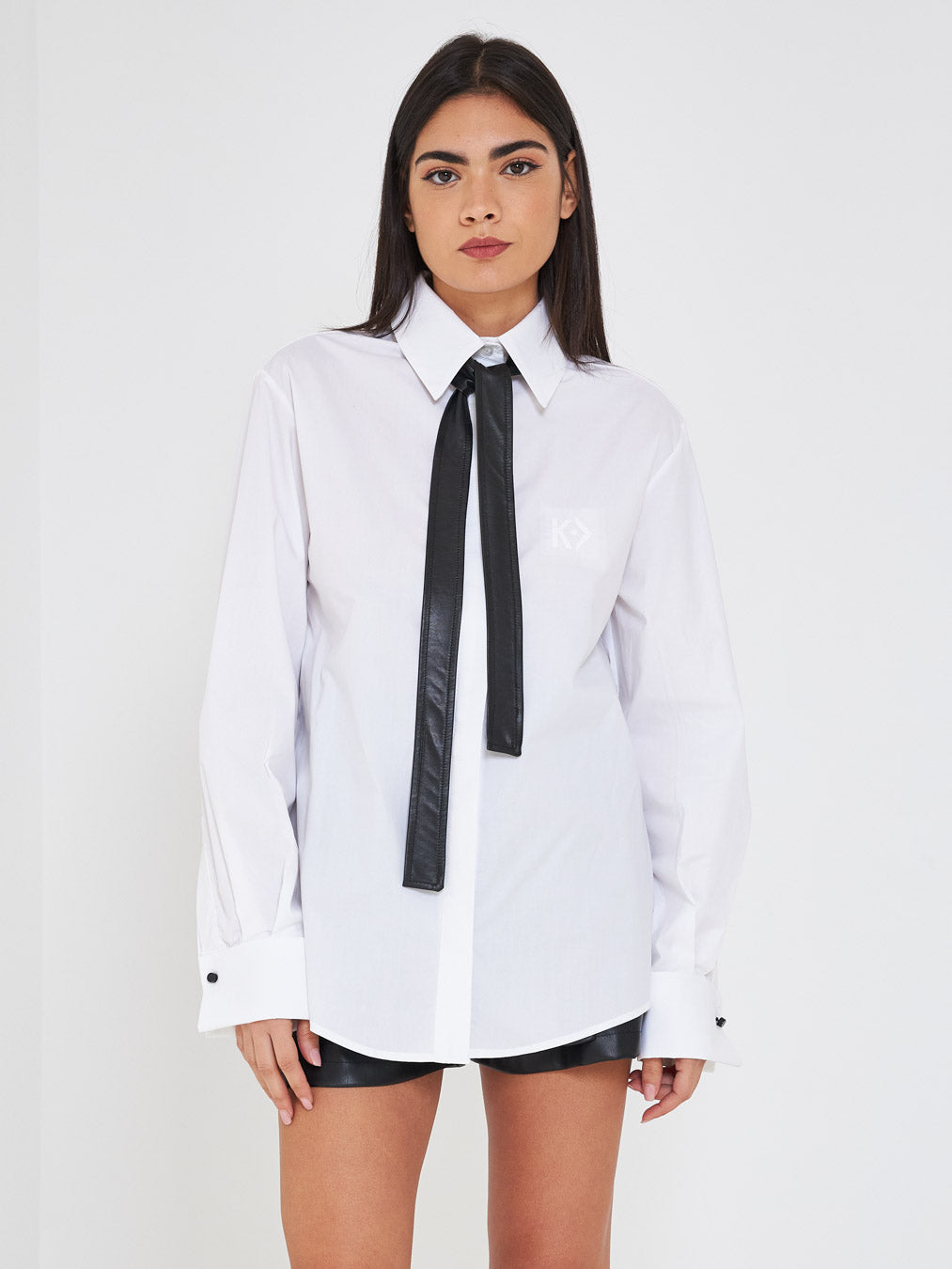 Kostumn camicia bianco con cravatta in pelle