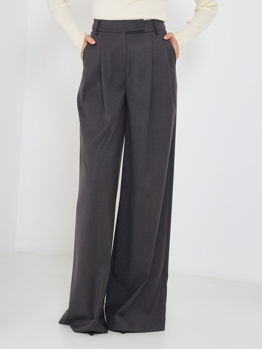 Kostumn gray trousers with pleats and wide bottom