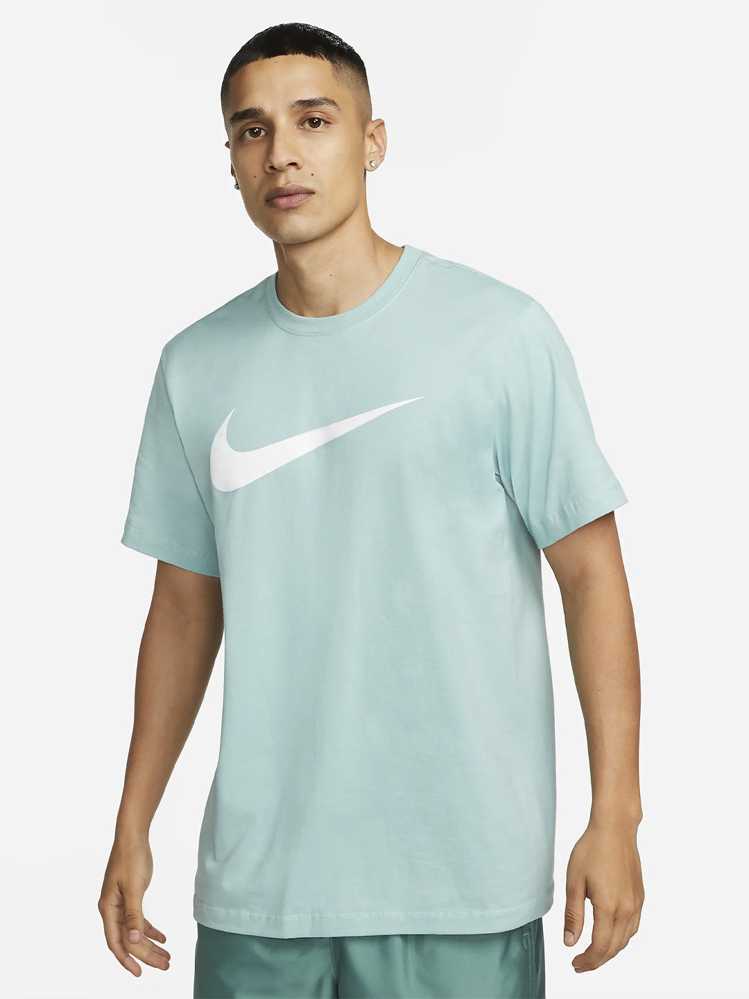 Nike t-shirt verde basic con logo centrale in contrasto