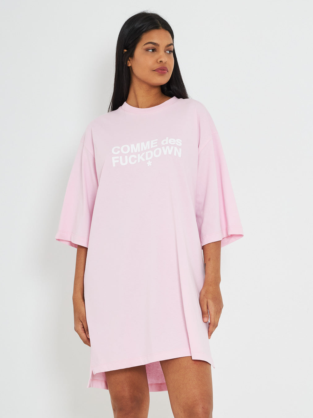 Comme Des Fuckdown t shirt-abito rosa con stampa